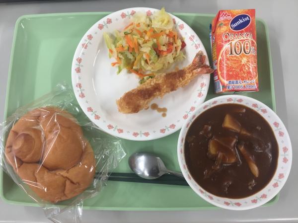 主食:米パン飲物:オレンジジュース主菜:エビフライ副菜:カラフルサラダおわん:ビーフシチュー