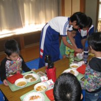 お隣の保育所の子どもたちと