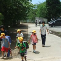 みんなに見守られて登校