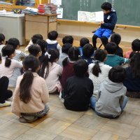 図書委員さんによる読み聞かせが行われました。