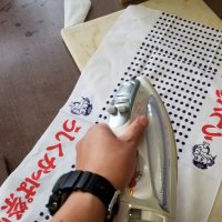 マスクつくりにチャレンジしています(職員研修)