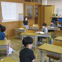 マスクをしながら聞き合っています