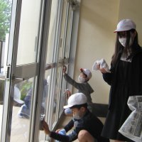 空はどんよりでも心と学校はピカピカに