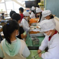 給食当番さんががんばっています