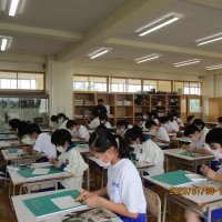 黙々と課題に取り組む