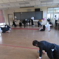 第1学年 教育実習生と黙働清掃の様子
