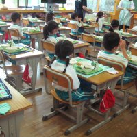 静かに配膳を待つ