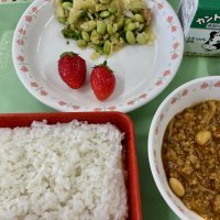 今年度最後の給食は、キーまめカレーライス＆菜の花＆いちご