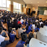 995人でスタート