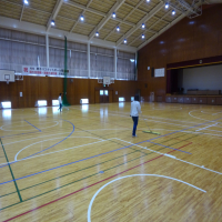黙々と清掃に取り組んでいます。