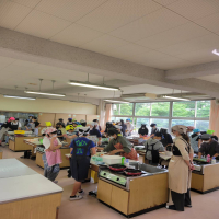 6年生調理実習に保護者の方がサポーターできてくれました