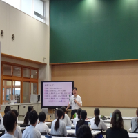 ２年生　思春期講演会（家庭教育学級）を行いました。